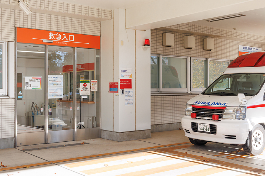 救急入口と救急車
