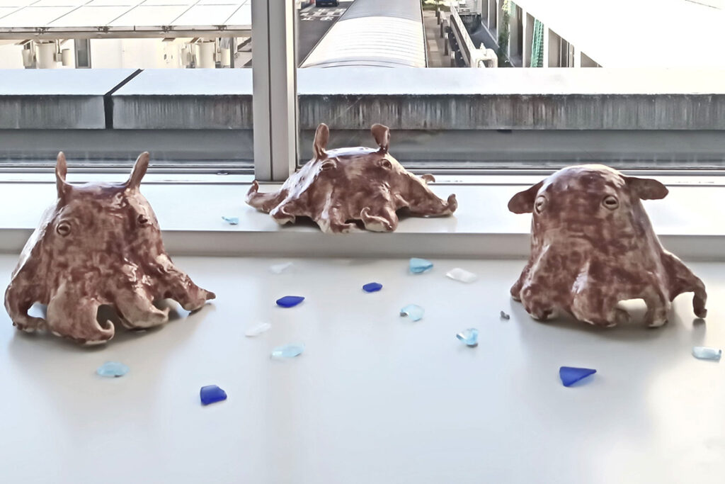 伴野真子《案内人》