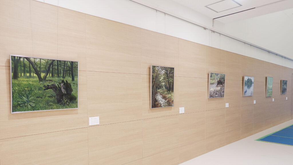 B棟1階　エレベーターホール前の展示の様子