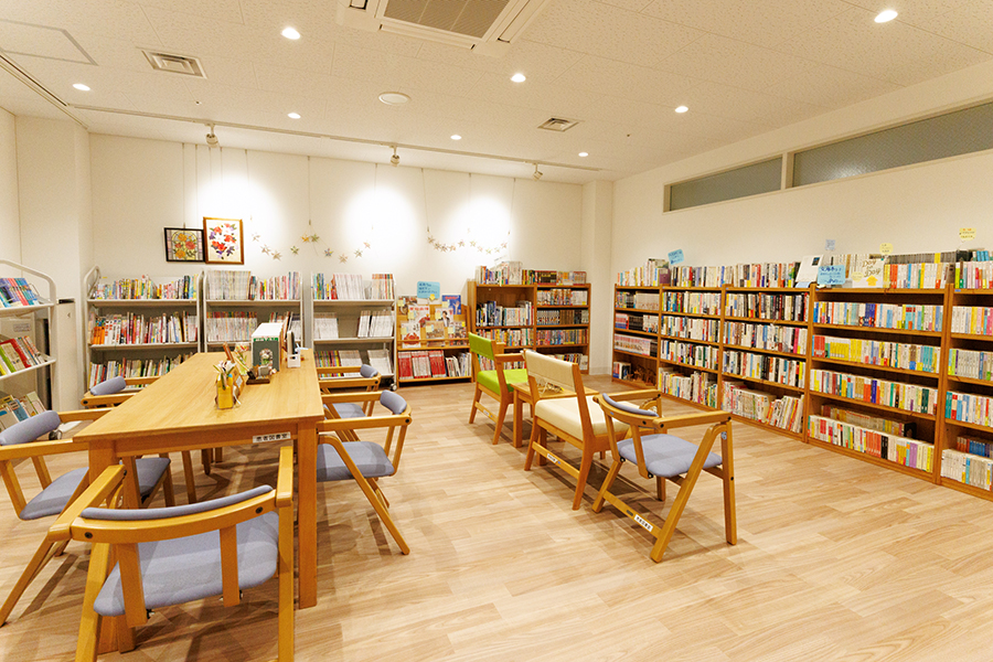 患者図書室「桐の葉文庫」室内の様子１