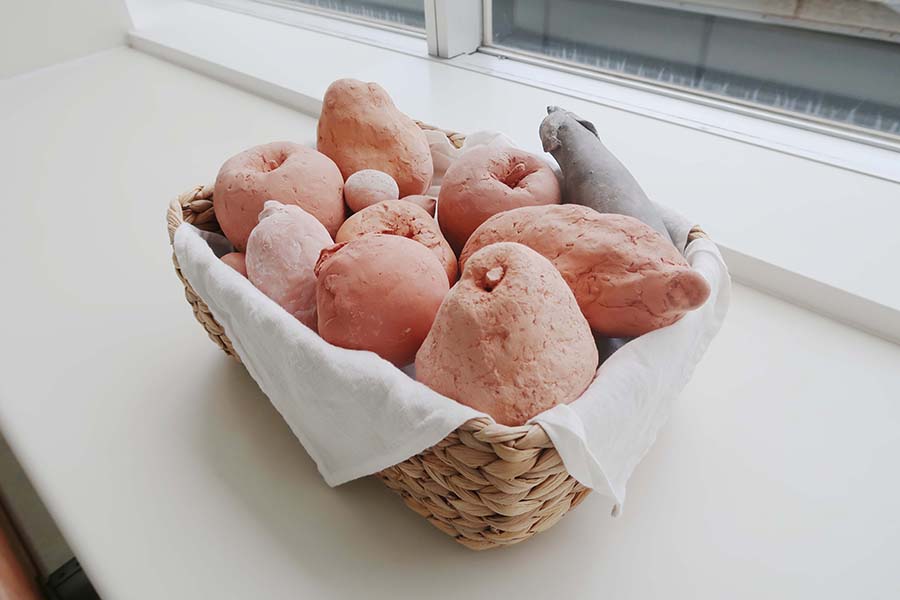 宅間 紗矢《カゴの中には》