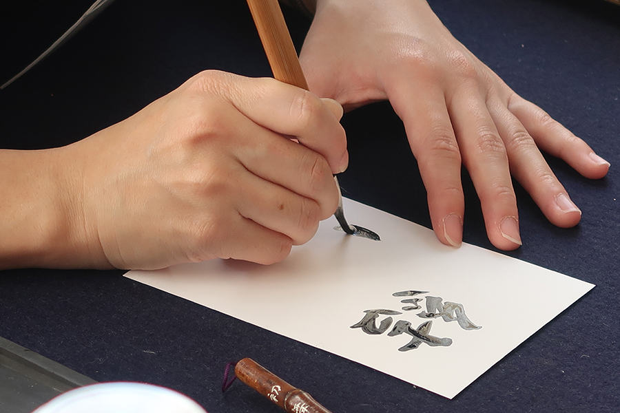 学生が「書」を書く様子１