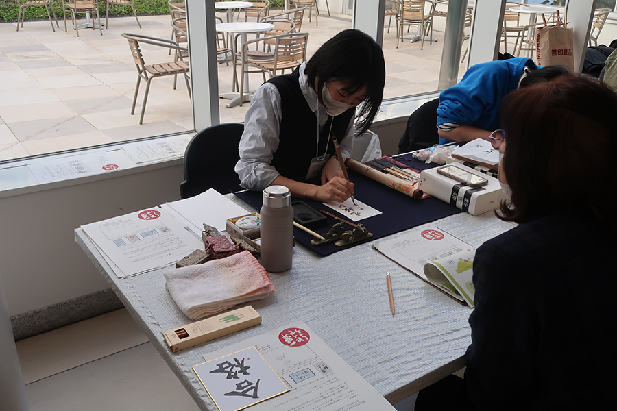 学生が「書」を書く様子２