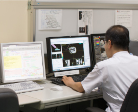 The  attending doctor and medical physicists will develop a treatment plan based on the  condition of the tumor. They determine the irradiation dose, frequency, etc. in  detail.