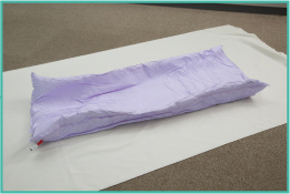 照射中は、体が動かないよう一人ひとりの体型に合わせて作った固定具の上に横になります（頭部用の固定具を装着する場合もあります）。