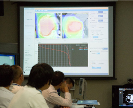 毎朝カンファレンスを実施。各患者の治療プランや治療経過を医師全員でチェックし、情報共有しています。
